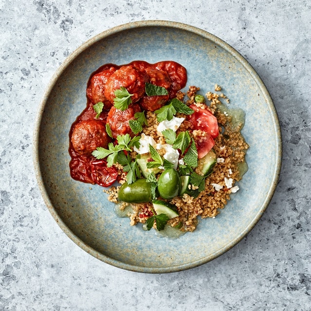 Vegetarische gehaktballetjes met chipotle, taboule en Griekse salade